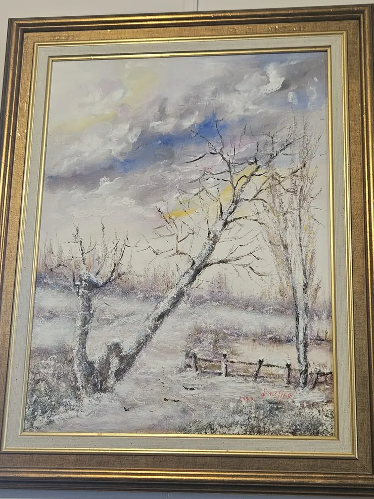 Tableau : paysage d'hiver enneigé, arbres nus et vieille barrière, cadre doré