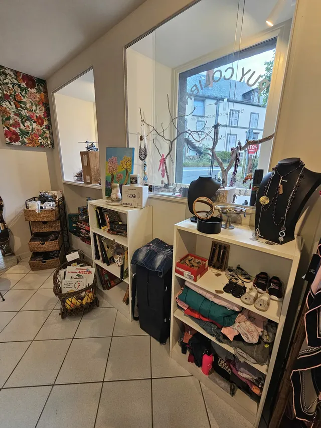 L’intérieur de la boutique et sa vitrine