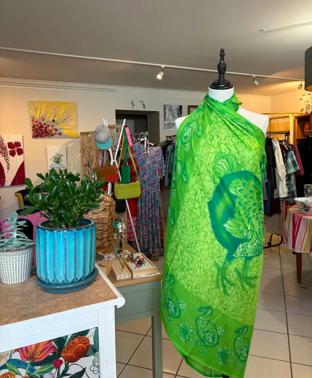 Paréo vert imprimé présenté sur mannequin
