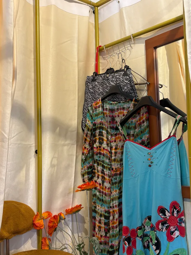 Vêtements chinés sur le portant de la boutique