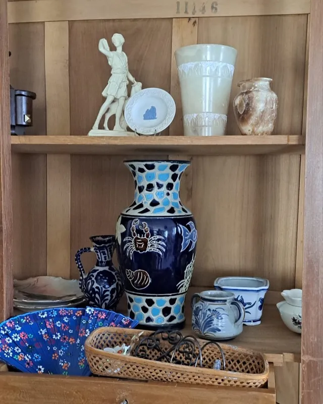 Vases chinés posés sur une étagère