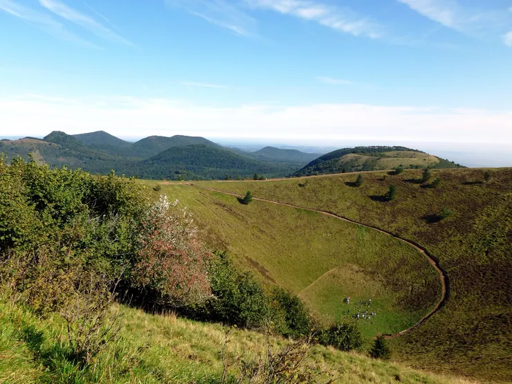 Le cratère verdoyant du puy de Pariou, dans la chaîne des Puys