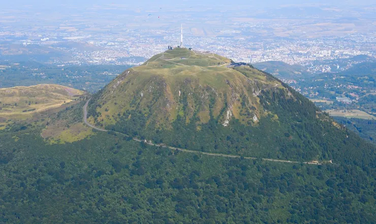 Le sommet du puy de Dôme et son antenne, avec le chemin qui serpente